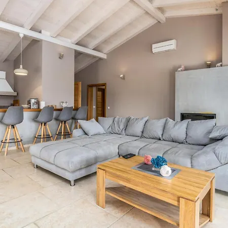 Beautiful In With Kitchen Holiday home Linardici