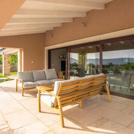 Beautiful In With Kitchen Holiday home