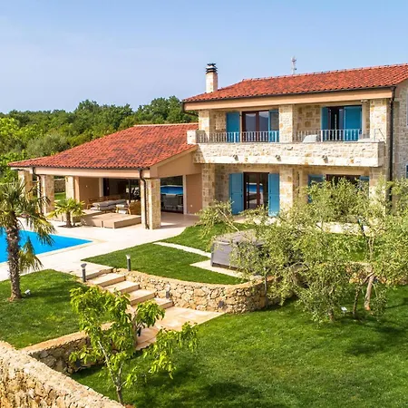 Holiday home Beautiful In With Kitchen Linardici