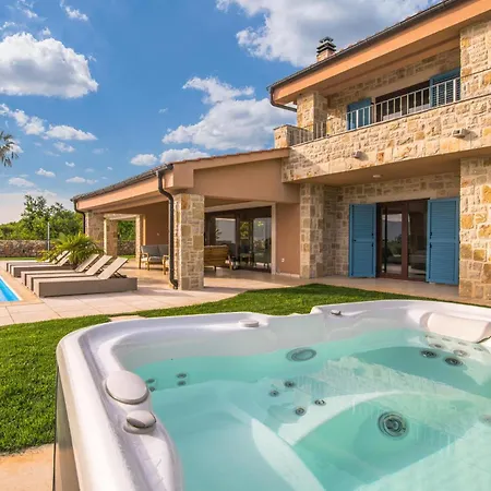 Beautiful In With Kitchen Holiday home